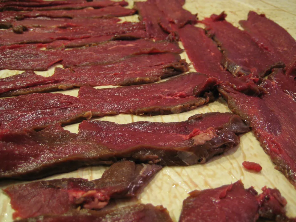 Dünn geschnittene rohe Fleischstreifen für Jerky