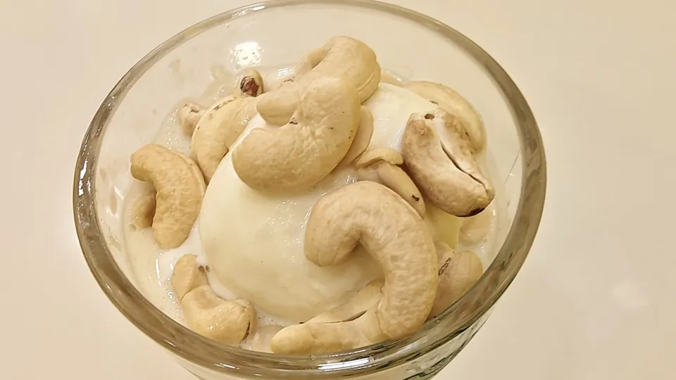 Eine Kugel Vanilleeis wird in einem Glas serviert