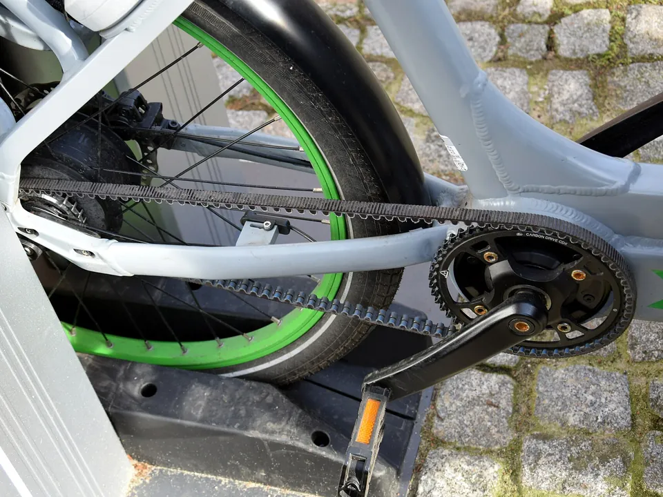 Riemenantrieb und Kurbel eines E-Bikes in Nahaufnahme