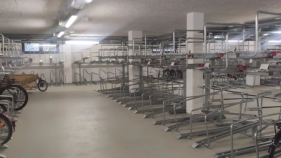 Fahrradgarage mit mehreren Rädern hinter einer teiltransparenten Front