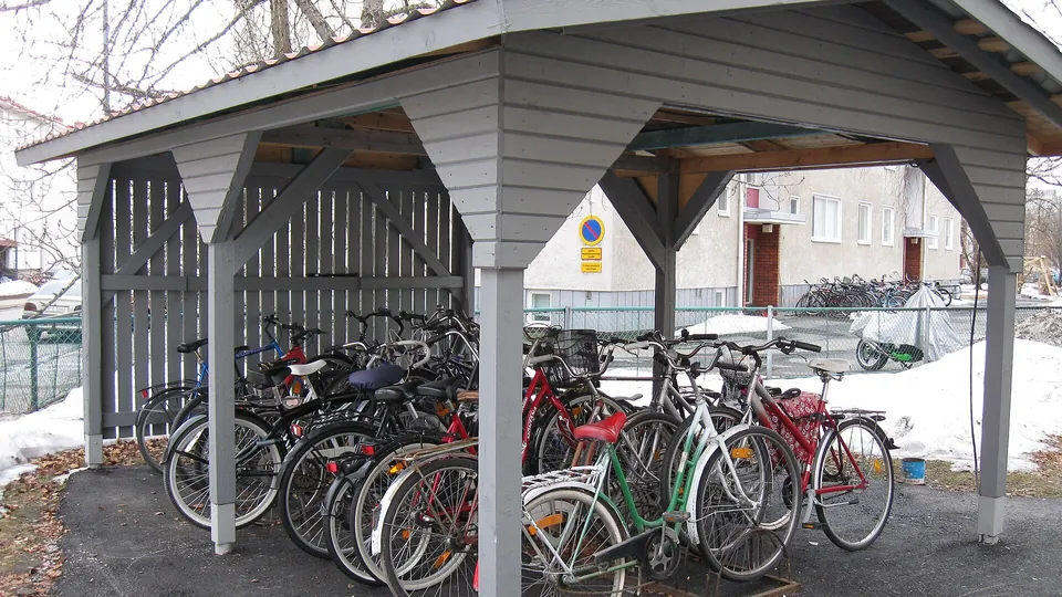 Offener Fahrradunterstand mit mehreren abgestellten Rädern