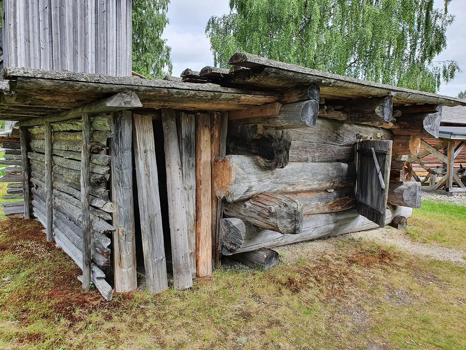 Alte Saunahütte aus Rundholz in einem Freilichtmuseum