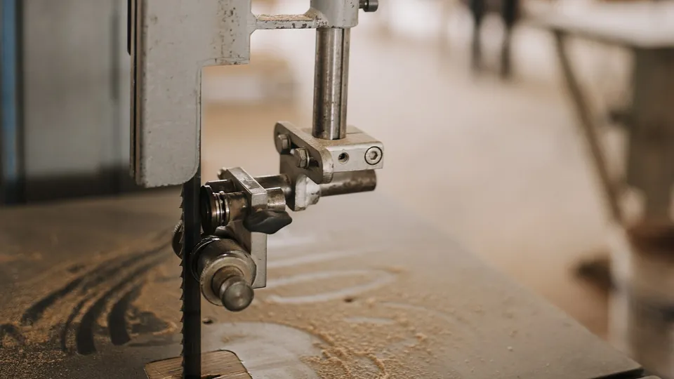Nahaufnahme von Sägeband und Arbeitstisch einer Holzbandsäge
