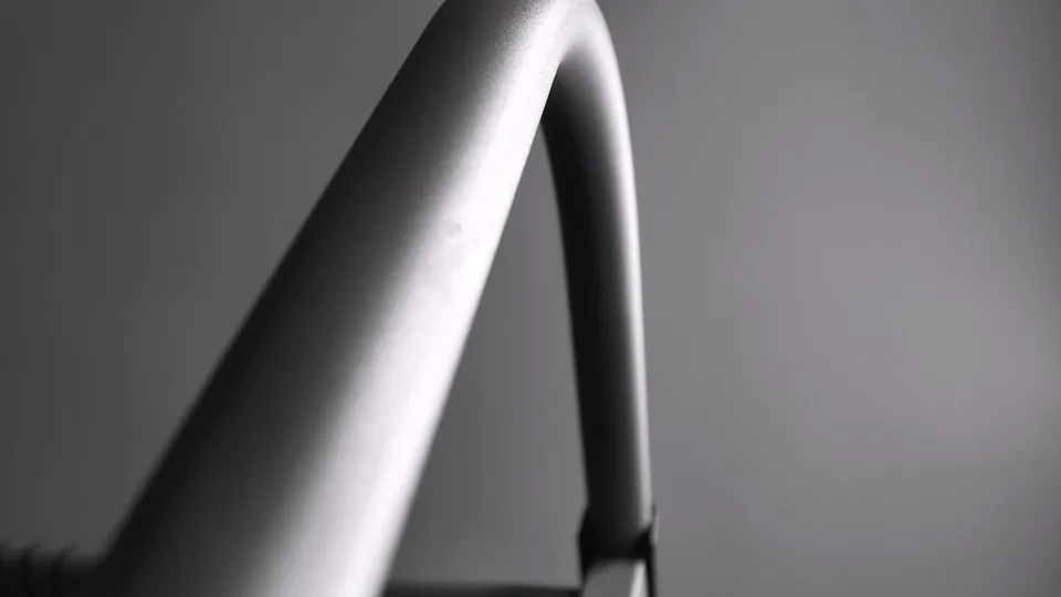 Nahaufnahme eines gebogenen Laufband-Handgriffs