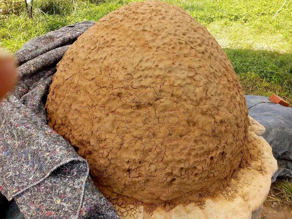 Selbstgebauter Lehm-Pizzaofen im Garten