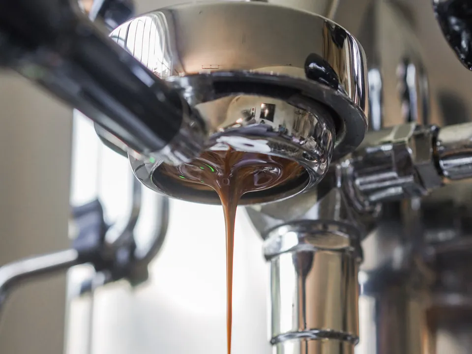 Espresso läuft aus einem Siebträger in die Tasse