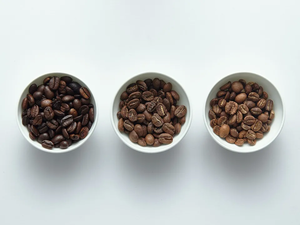 Drei Schalen mit Kaffeebohnen in unterschiedlichen Röstgraden