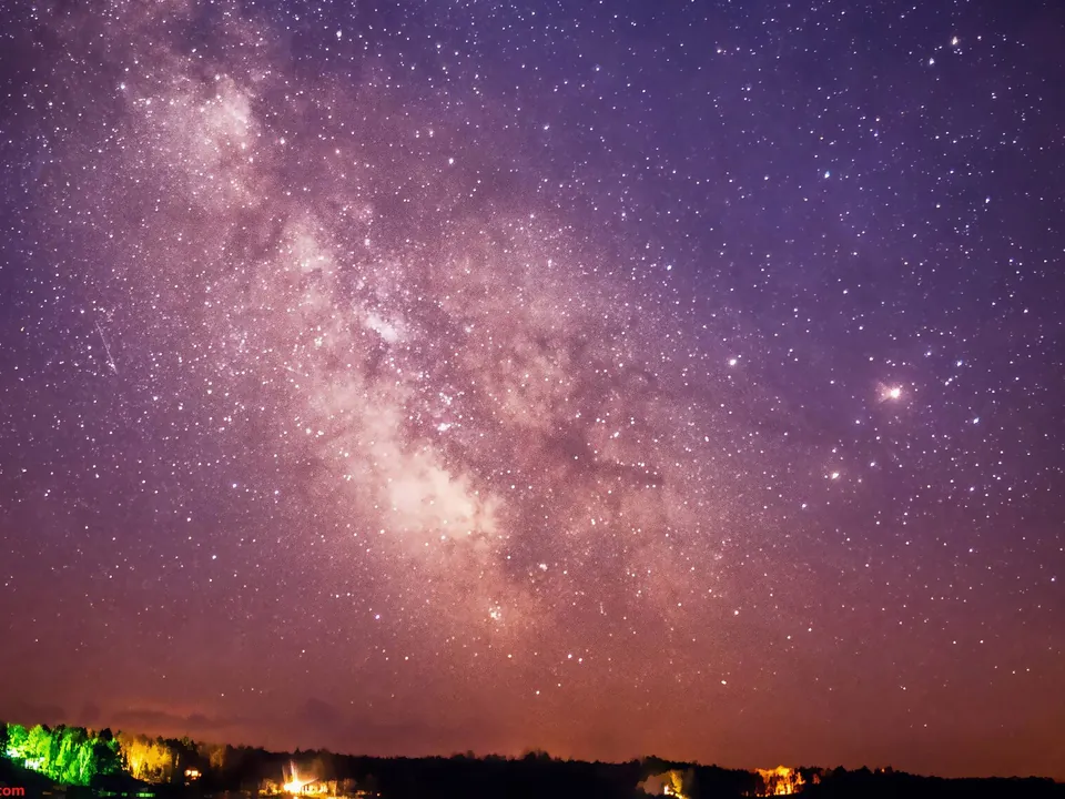 Sternenhimmel und Polarlicht über einer Forschungsstation