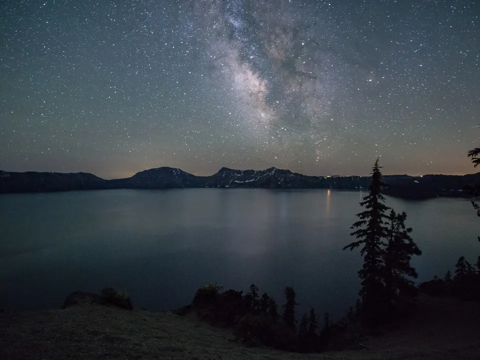 Sternenhimmel über einem Bergsee